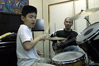 ドラム 菅原光則先生がベースを弾いているレッスン風景